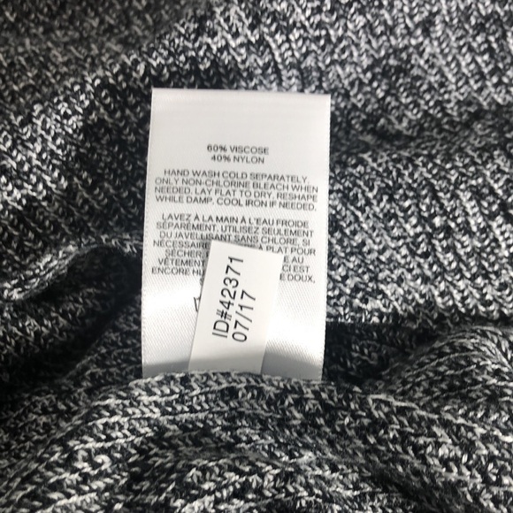 Express Women's Crew neck Sweater Black/White. Size M. - Picture 4 of 6